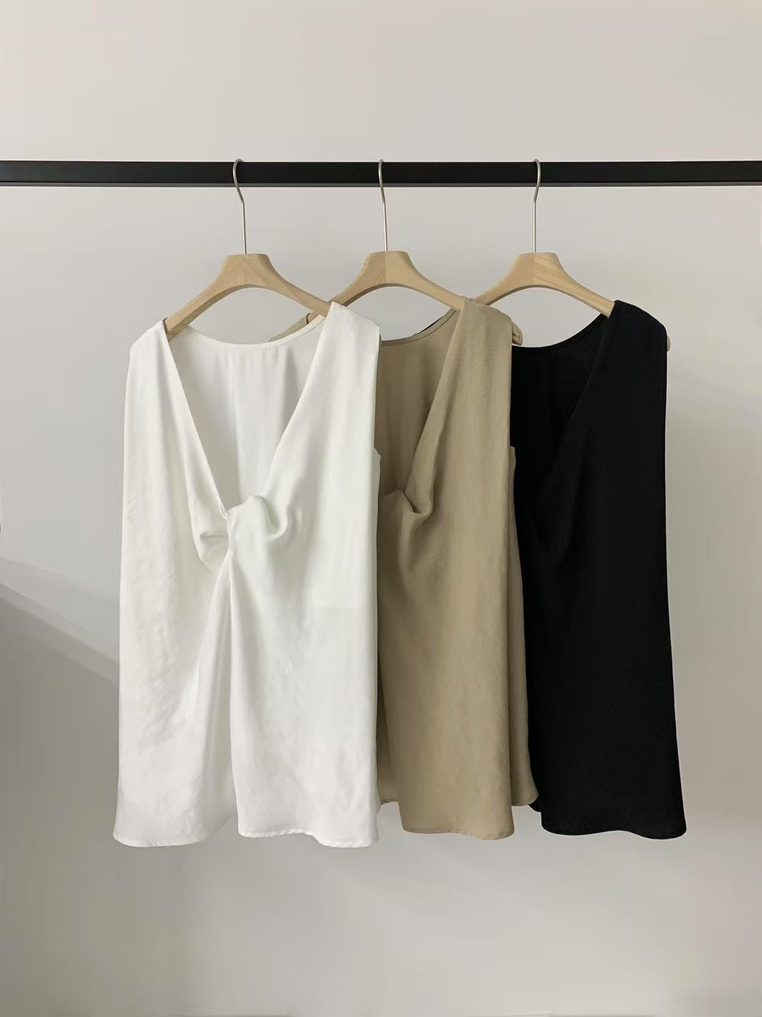6PO 復活款 ｜06250109  大露背Twist blouse