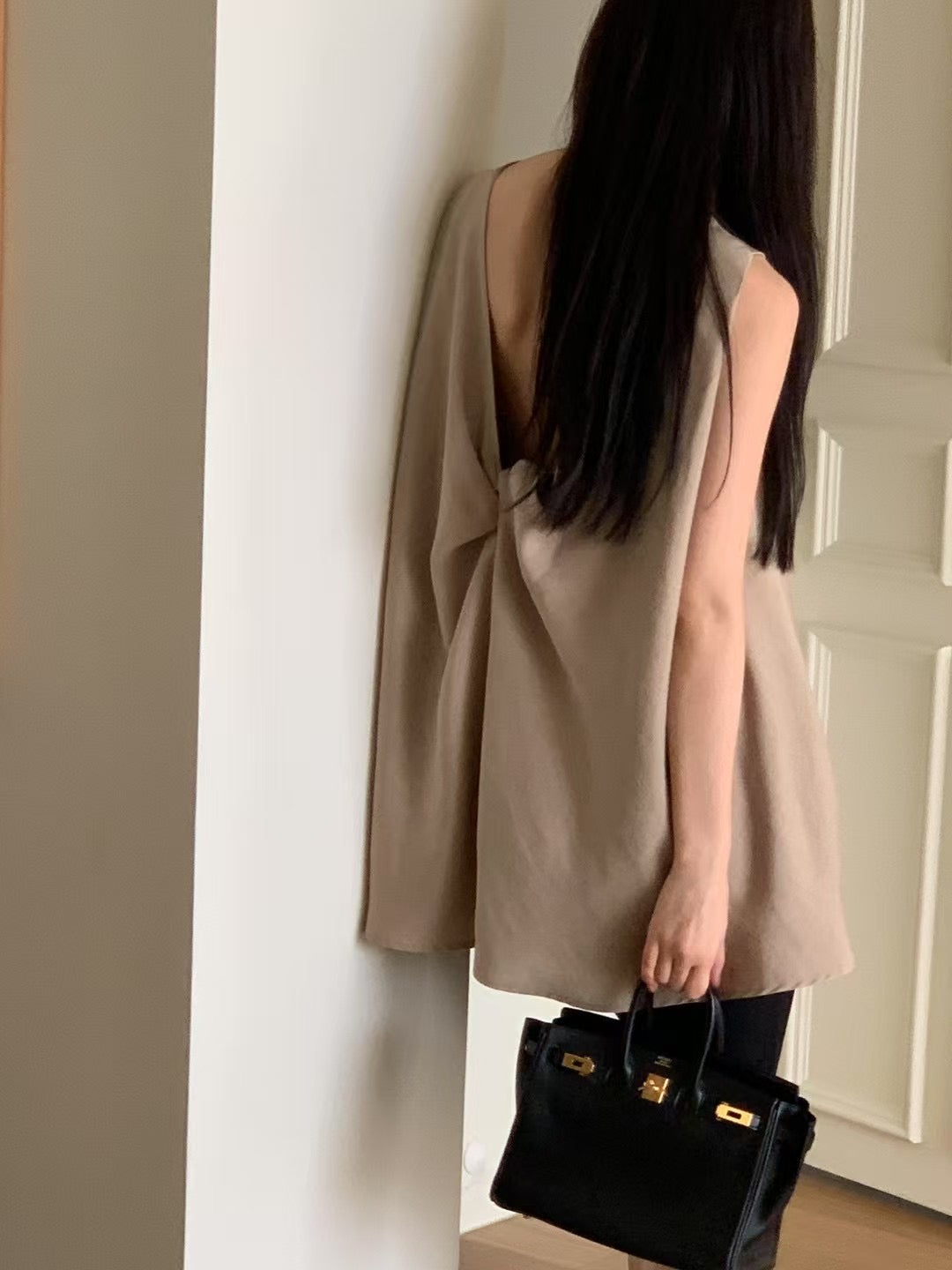 6PO 復活款 ｜06250109  大露背Twist blouse