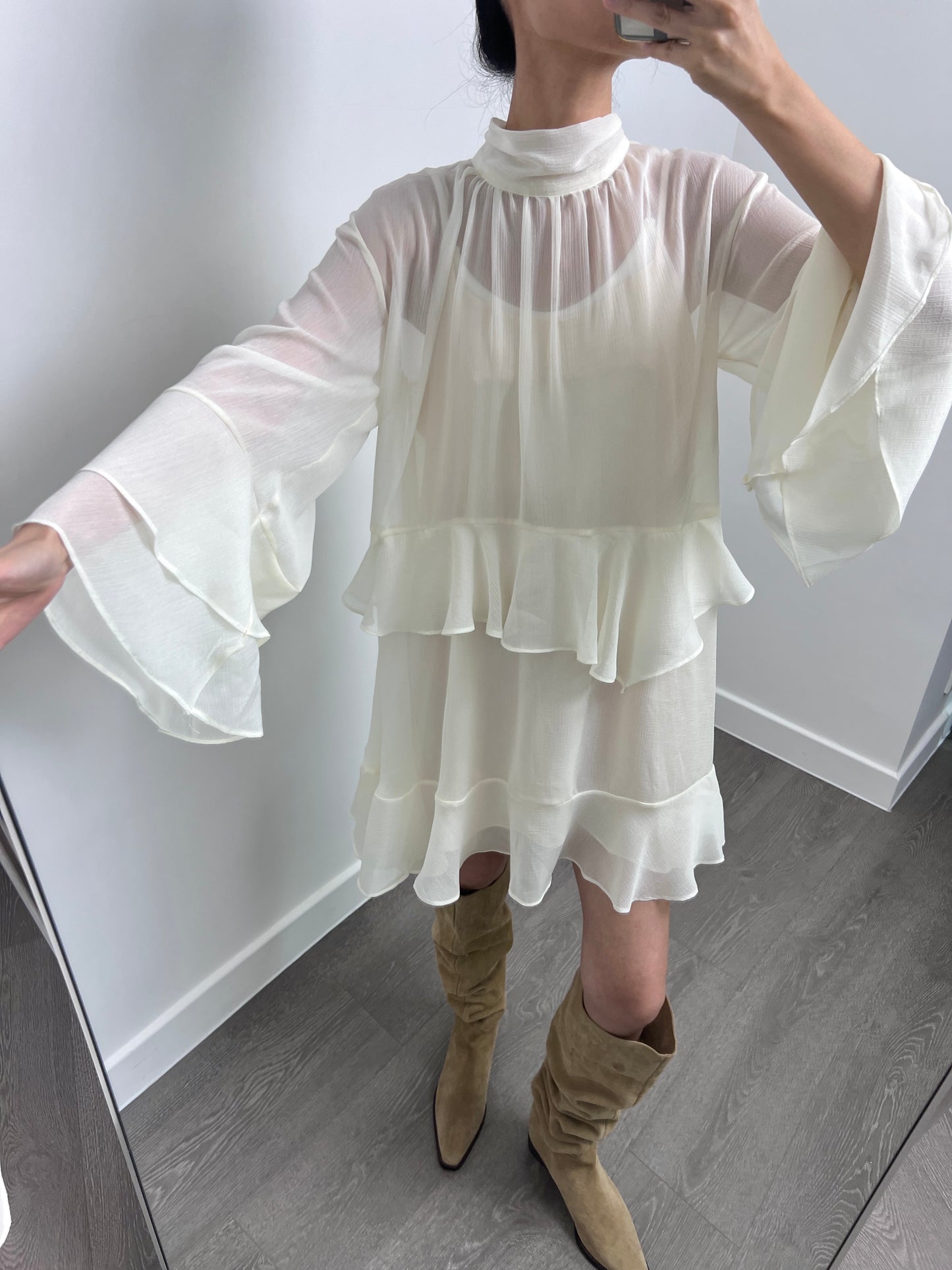 8PO / 0824042 Chiffon ruffled cutout dress