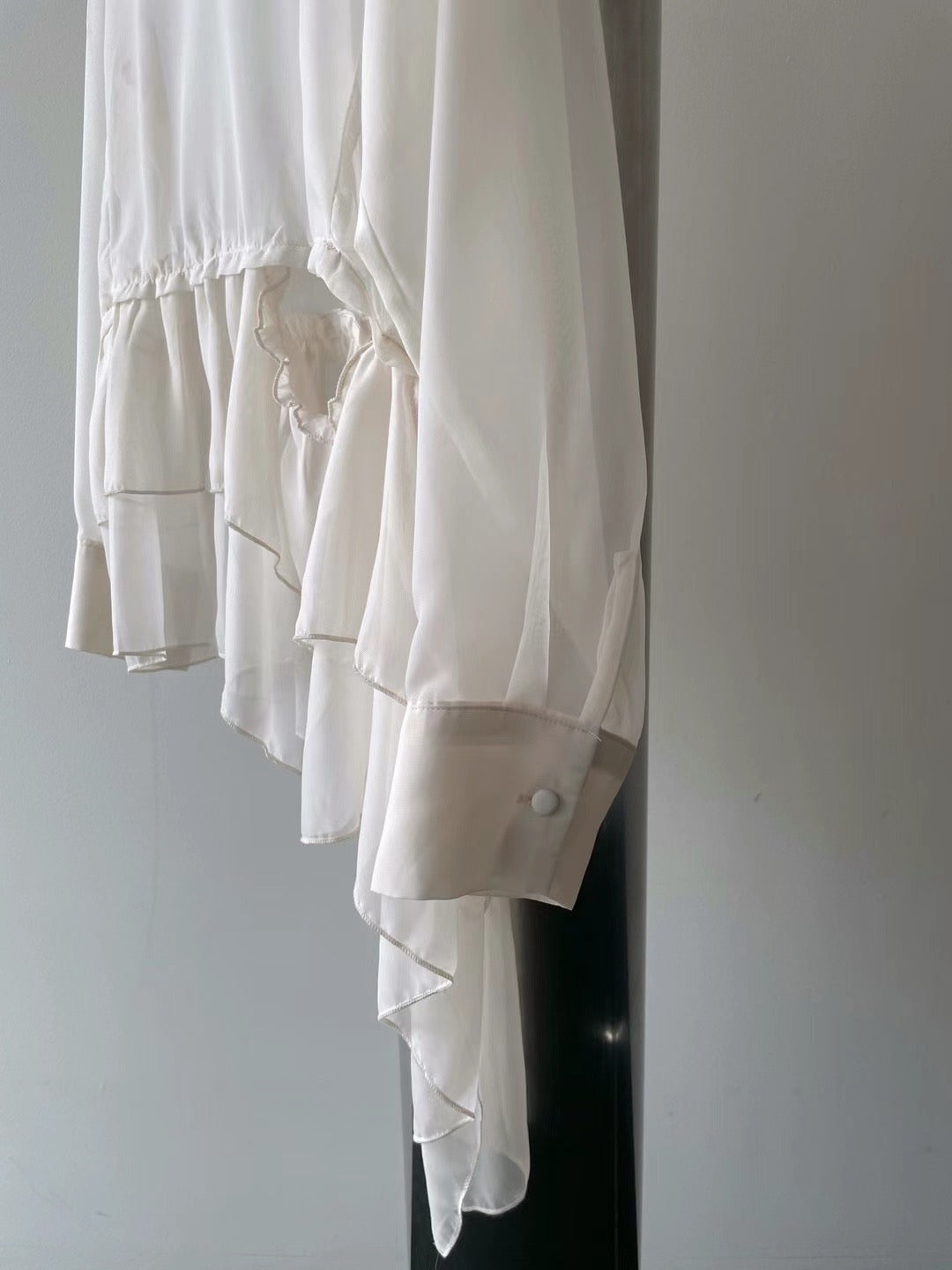 8PO / 0824036 Ruffled See through blouse