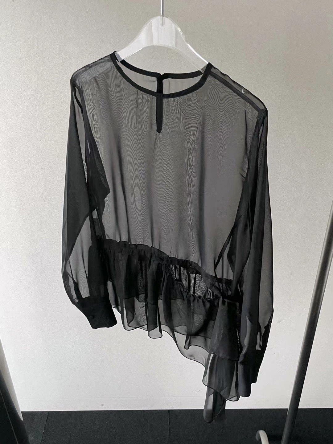 8PO / 0824036 Ruffled See through blouse