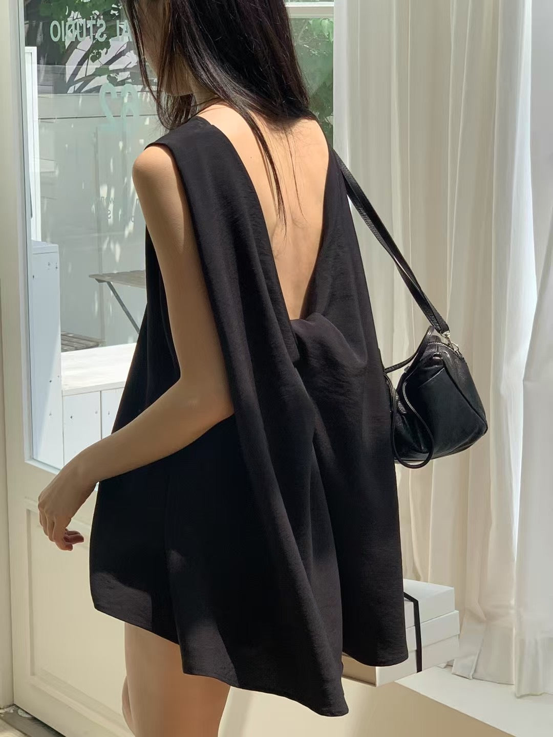 6PO 復活款 ｜06250109  大露背Twist blouse