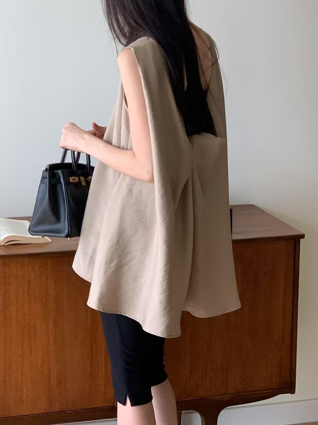 6PO 復活款 ｜06250109  大露背Twist blouse