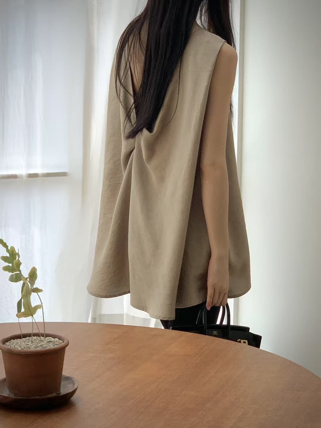 6PO 復活款 ｜06250109  大露背Twist blouse