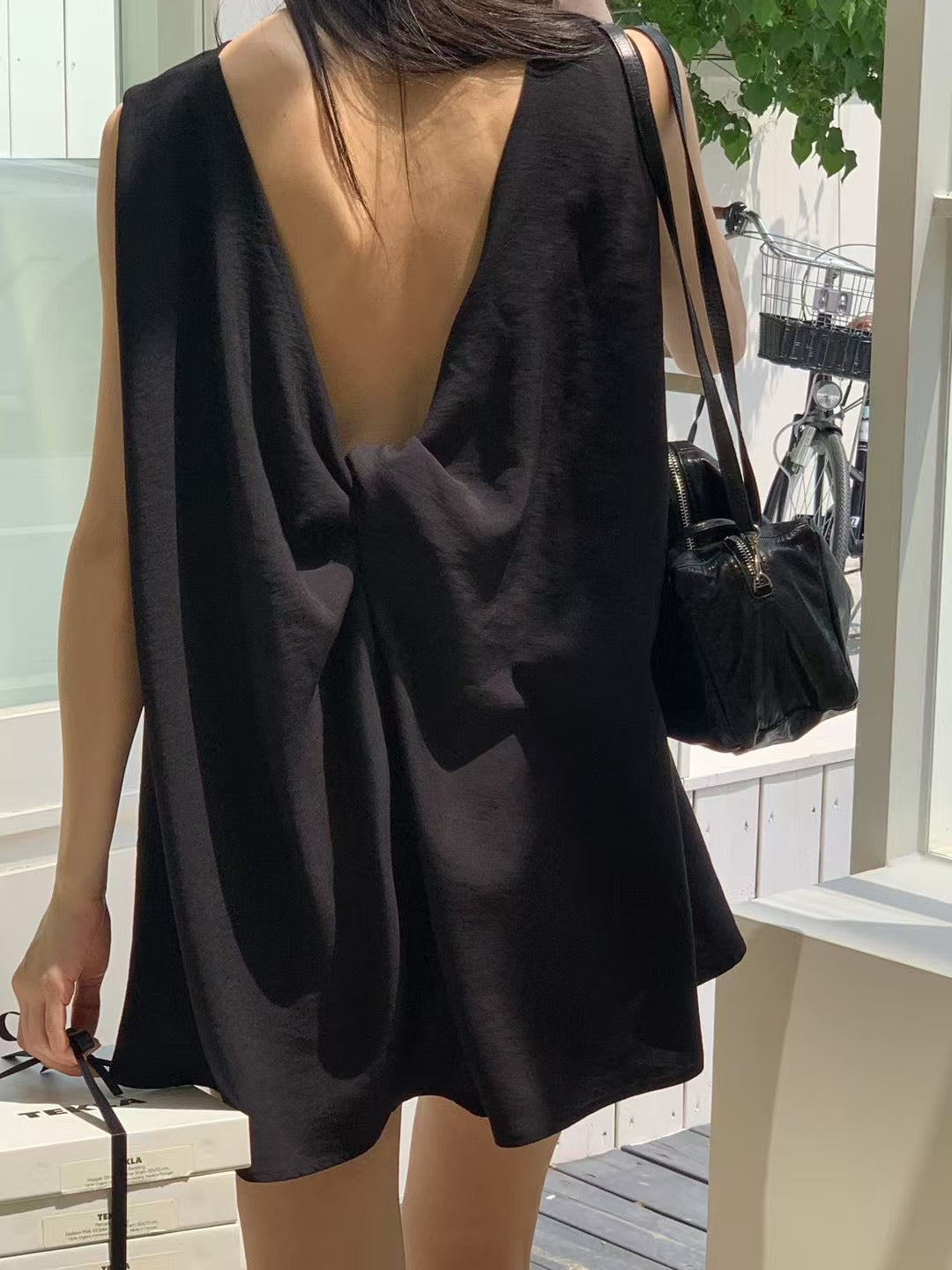 6PO 復活款 ｜06250109  大露背Twist blouse