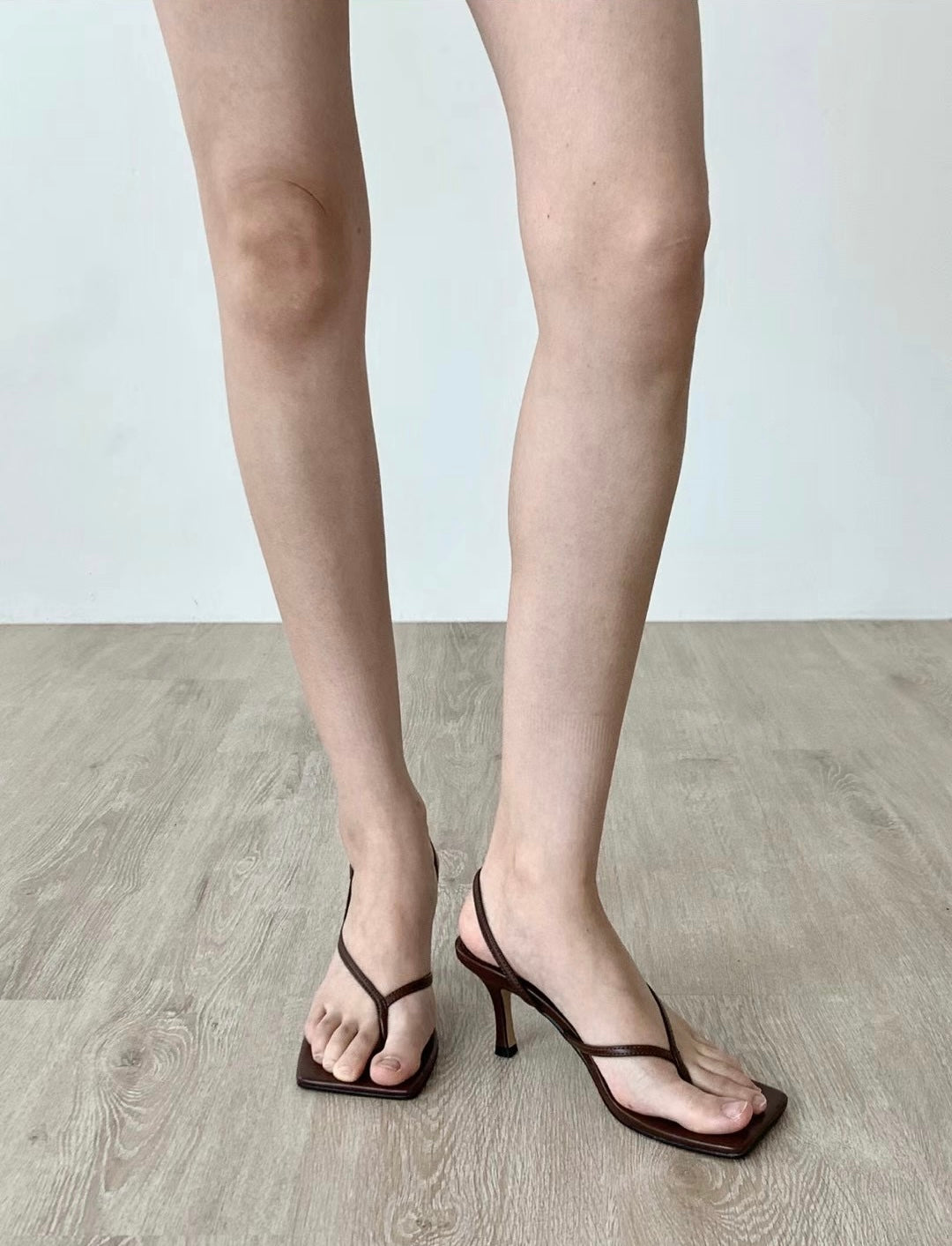 Minimalist slender straps sandals